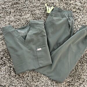 Mens small figs scrub set